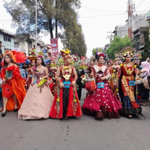 Didampingi-Kapolres-Karo-Gubsu-Buka-Pesta-Bunga-dan-Buah-di-Berastagi-1