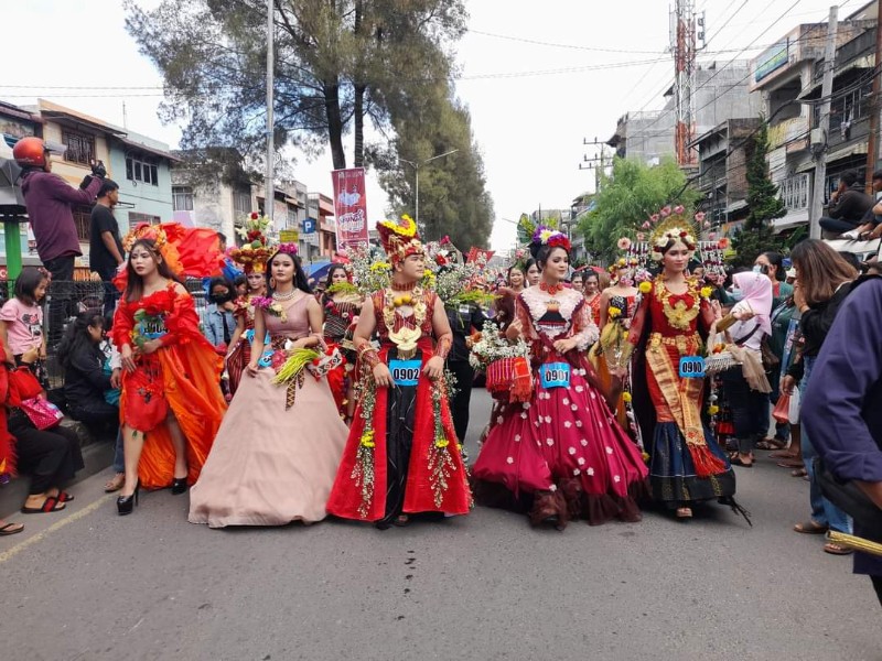 Didampingi-Kapolres-Karo-Gubsu-Buka-Pesta-Bunga-dan-Buah-di-Berastagi-1